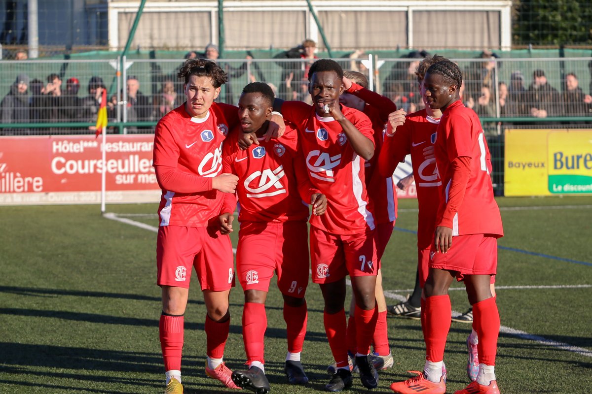 FOOT_NORMAND's tweet photo. Ibrahima Soumah a mis un « pétard », Antonin Levassort a été grand aux tirs au but et le capitaine Terry Leboulanger n'a pas tremblé... Ils l'ont fait ❗️ En 32e de finale, les U18 de La @MaladrerieCaen (#Régional1) ont éliminé le @PSG_inside (Nat) 1⃣-1⃣,5⃣-4⃣ tab @GambardellaFFF https://t.co/5ldHDu0h0o