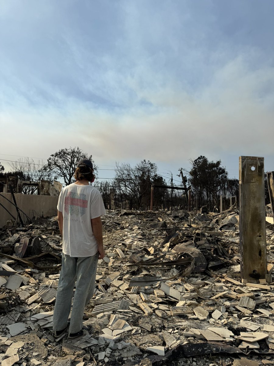 When <a href="/JesseItzler/">Jesse Itzler</a> talked about “coming into the New Year light” I don’t think he meant it like this

<a href="/ShaanVP/">Shaan Puri</a> <a href="/thesamparr/">Sam Parr</a>