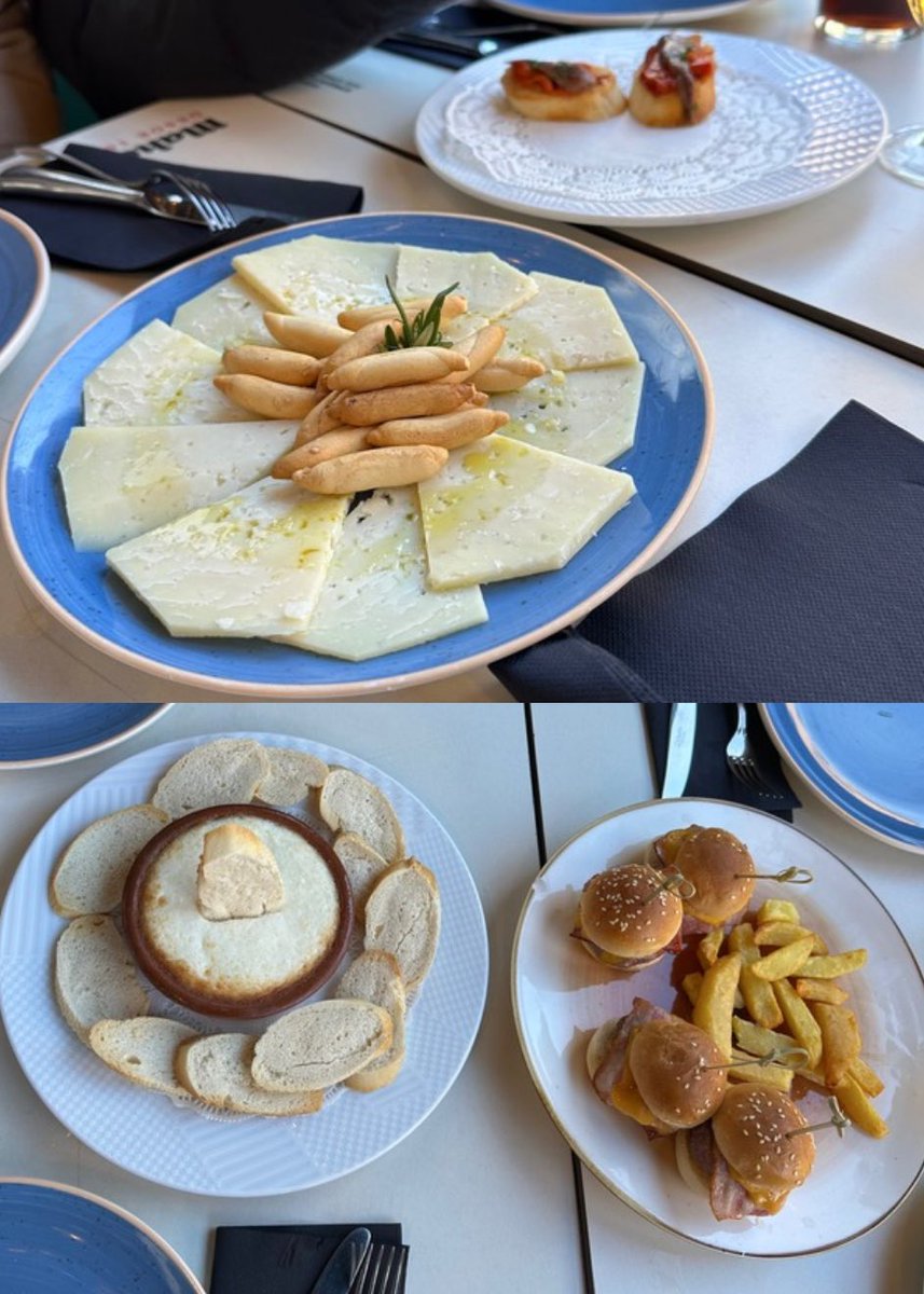 MrSaverio_'s tweet photo. La Buganvilla de Almagro - hoy le pongo un 8 porque no hemos ido a comer un buen arroz, simplemente fue un vermú que se alargó y picamos algo. La brandada de diez. https://t.co/bKAPMvP10G
