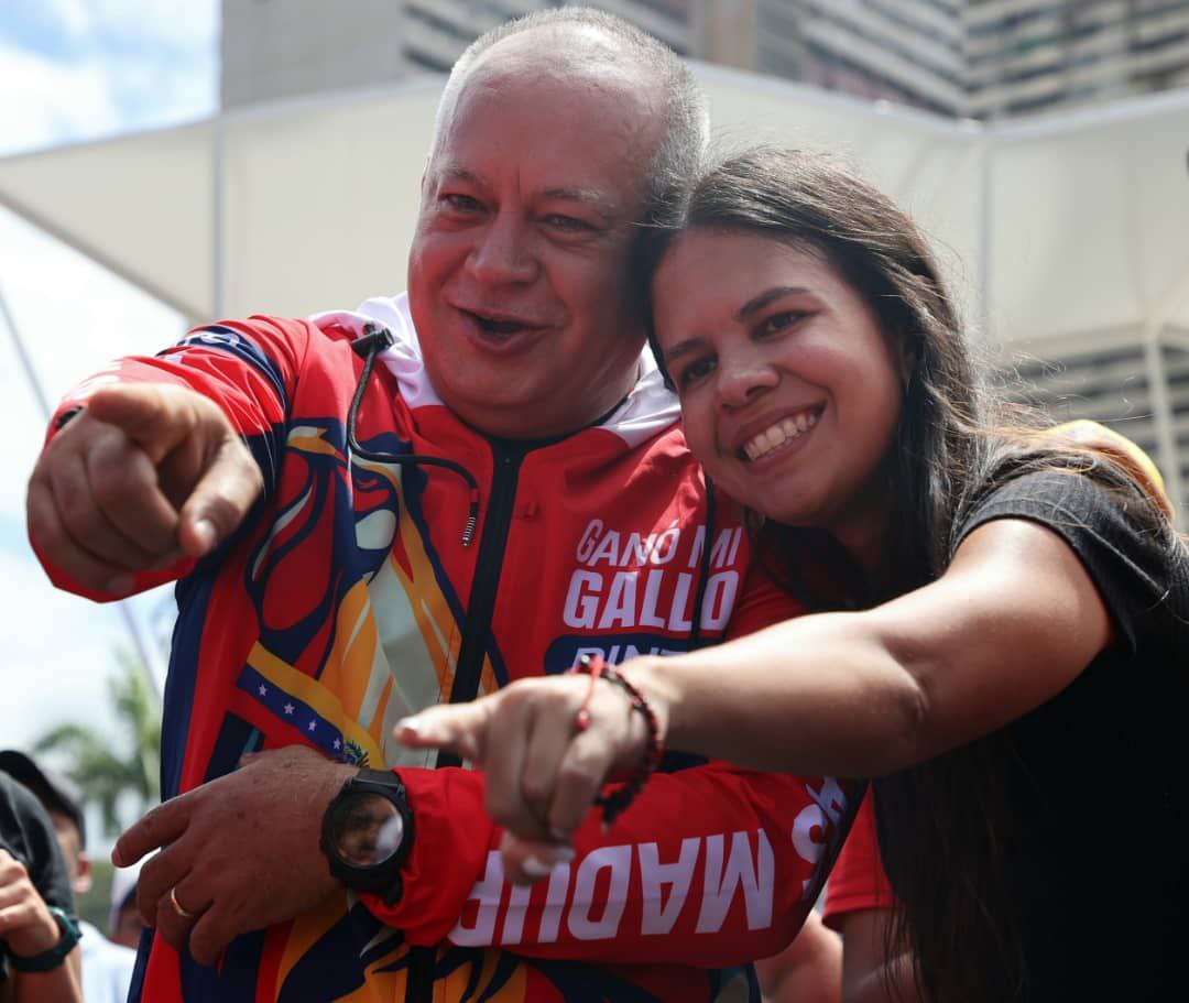 InttContigo's tweet photo. Desde la Plaza de la Juventud en Caracas, el primer vicepresidente del Partido Socialista Unido de Venezuela Diosdado Cabello participó en la inauguración de la muestra fotográfica del libro Ese es Mi Gallo Crónica Visual de una Épica Popular. https://t.co/o1m5IKyw9x