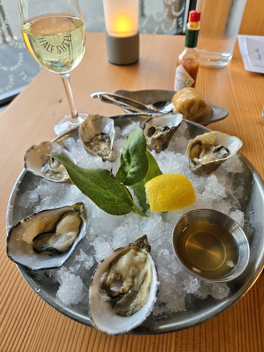 desiredtastes's tweet photo. Dungeness Crab Roll + Blue Pool Oysters + Hand Cut Fries + Sauvignon Blanc 🦀🦪 #Seafood #HappyHour #CrabRoll #Fries #Crab #Wine #Oysters #Mayo #HalfShell #Seattle #Washington #Restaurants #SeattleEats #Eeeeeats #FoodPics #Foodie #FoodPorn #FoodBlog #SEA #DesiredTastes https://t.co/ODlQB9Cc7c