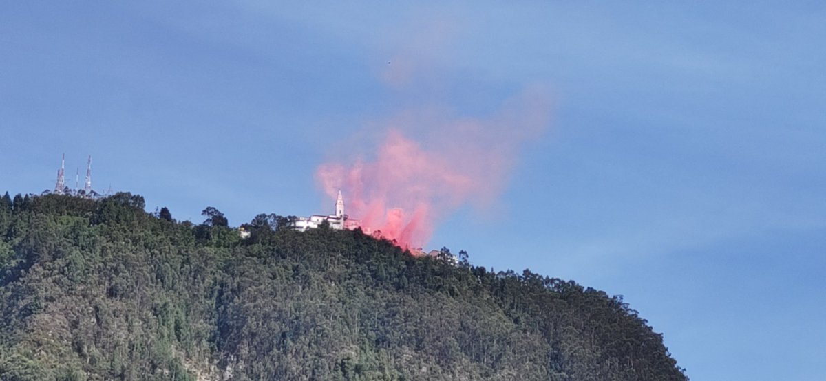 ¿Alguien sabe qué pasa en Monserrate pasa que haya esta 'nube' de humo de color rosa? #Bogota #BogotaMiCiudadMiCasa