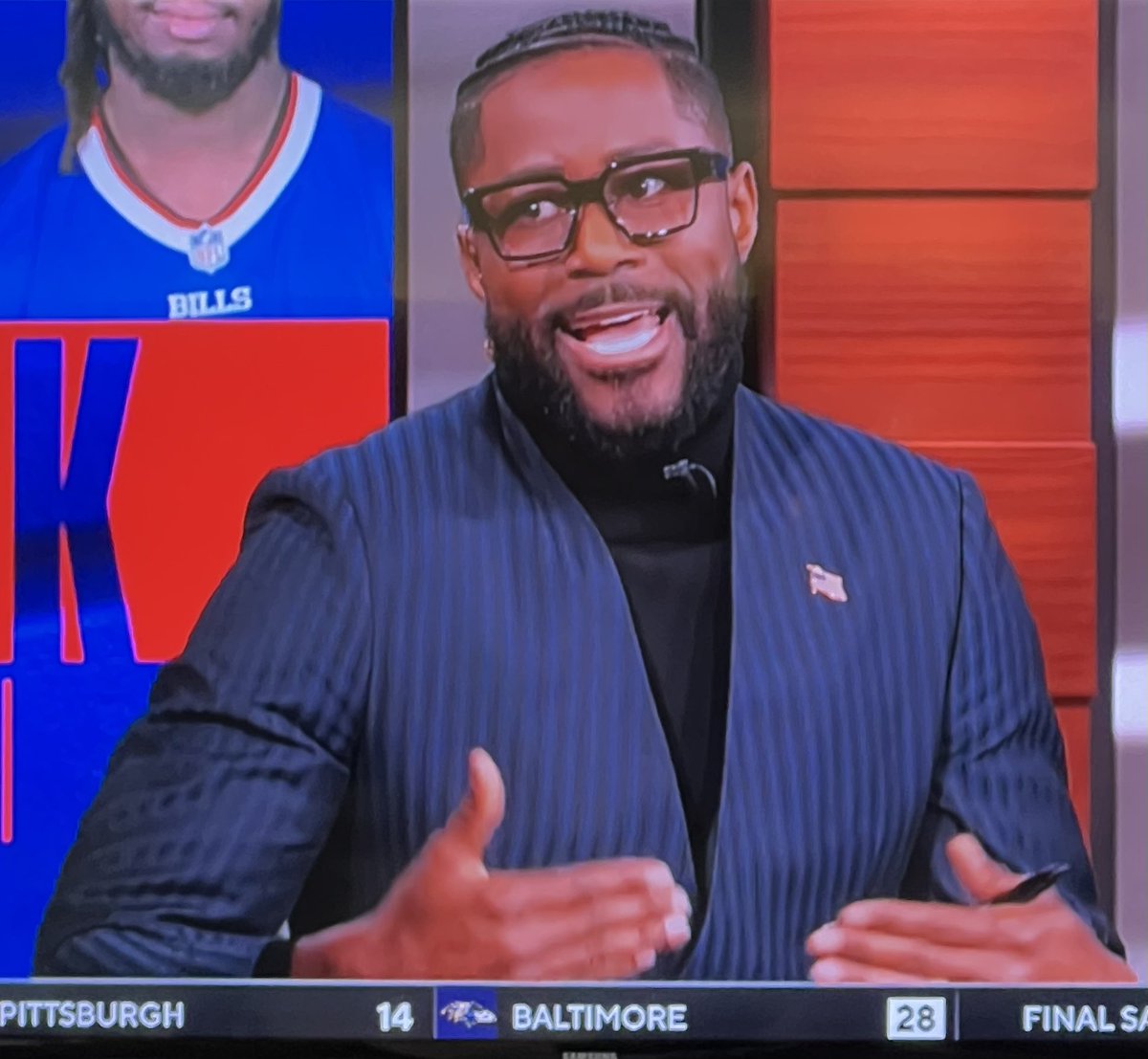 DillonEdwardsIN's tweet photo. @dieworkwear is this a suit jacket with no lapels or collar? Would love an explanation of what this is… https://t.co/nAvVTCEyQH