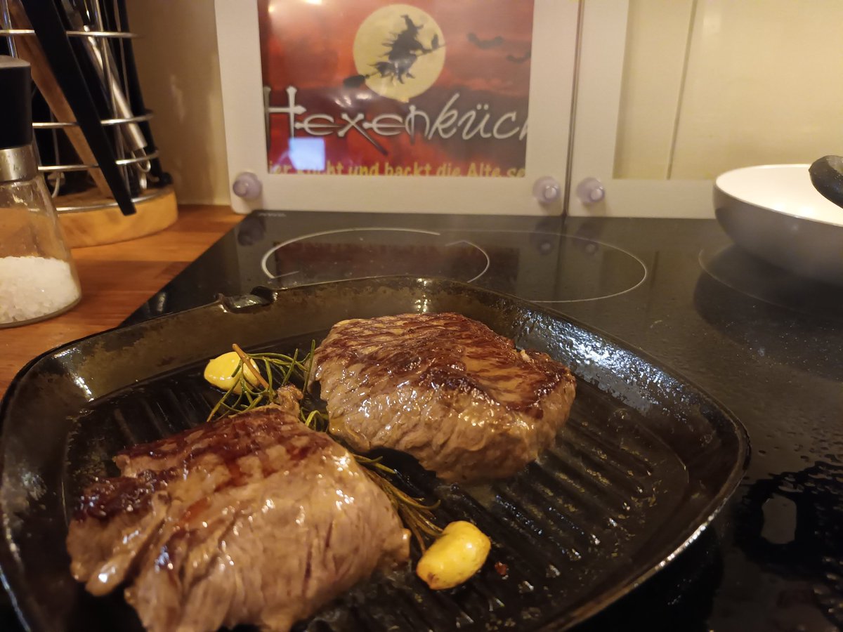 kristallnaach's tweet photo. 🐄 Saftig zartrosa #RinderhüftSteak
Dazu diese zarten rosa #Salzflocken
🧂#FingerSalz von @KauftKoerrie👩🍳
#selbstgemacht 🍽 #frischgekocht
..mit Kräuterbutter & 🌱 #Lingonsylt
#Weintag🍷#Sonntagsessen😋brauch'
wohl mal einen neuen # Hashtag 😂
#Hexenküche #KorasGourmetKüche? https://t.co/GwbGU42Y0A
