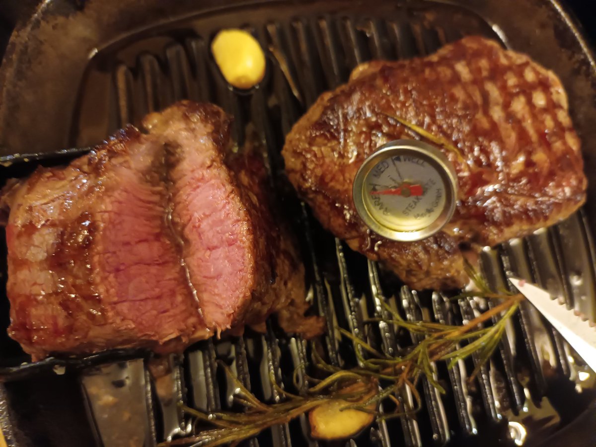 kristallnaach's tweet photo. 🐄 Saftig zartrosa #RinderhüftSteak
Dazu diese zarten rosa #Salzflocken
🧂#FingerSalz von @KauftKoerrie👩🍳
#selbstgemacht 🍽 #frischgekocht
..mit Kräuterbutter & 🌱 #Lingonsylt
#Weintag🍷#Sonntagsessen😋brauch'
wohl mal einen neuen # Hashtag 😂
#Hexenküche #KorasGourmetKüche? https://t.co/GwbGU42Y0A