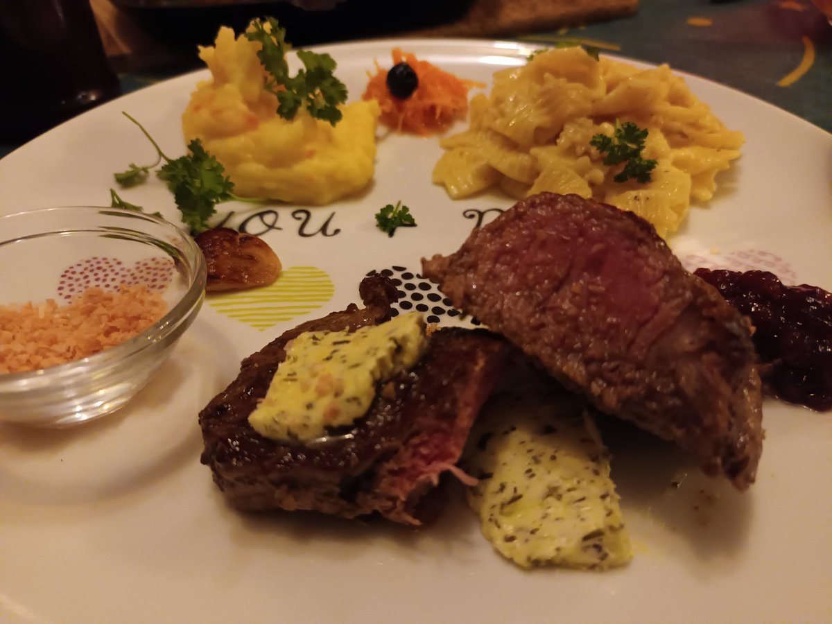 kristallnaach's tweet photo. 🐄 Saftig zartrosa #RinderhüftSteak
Dazu diese zarten rosa #Salzflocken
🧂#FingerSalz von @KauftKoerrie👩🍳
#selbstgemacht 🍽 #frischgekocht
..mit Kräuterbutter & 🌱 #Lingonsylt
#Weintag🍷#Sonntagsessen😋brauch'
wohl mal einen neuen # Hashtag 😂
#Hexenküche #KorasGourmetKüche? https://t.co/GwbGU42Y0A