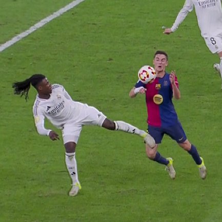Zona_Blaugrana's tweet photo. Gil Manzano no había pitado este penalazo en directo, le han tenido que llamar desde el VAR, jódete muchísimo!! https://t.co/IFCr1xC2qq