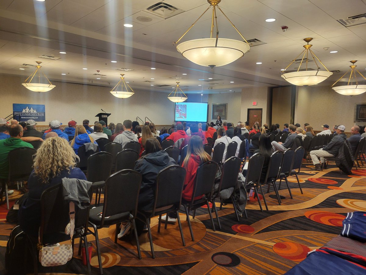 🚨 We are off and running! Our 2025 Coaches Clinic is underway. First speaker of the day is former Razorback Braxton Easley!

#ARSB2025