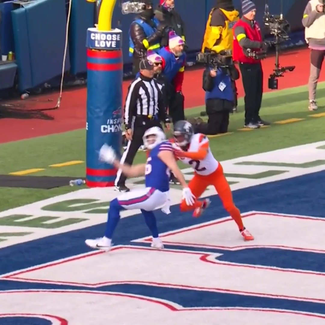 NFLonFOX's tweet photo. Josh Allen was upset there wasn't a defensive holding called on this play. https://t.co/3bYgYM65Fu