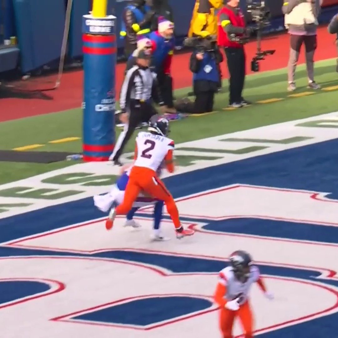 NFLonFOX's tweet photo. Josh Allen was upset there wasn't a defensive holding called on this play. https://t.co/3bYgYM65Fu
