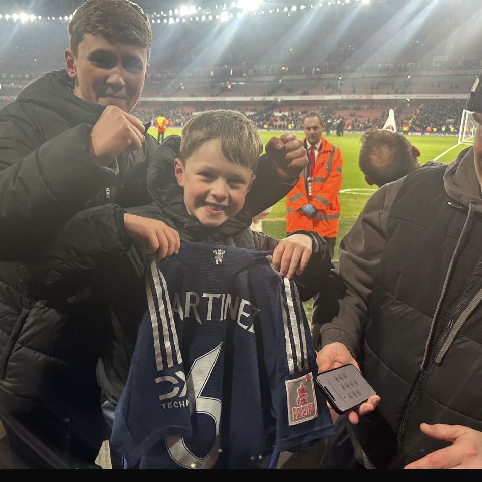 JWal5h's tweet photo. @LisandrMartinez @ManUtd Very happy lads thankyou ❤️🔴⚪️⚫️ https://t.co/EHYsdtSomn