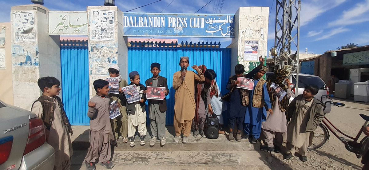 Cxp_News's tweet photo. دالبندین پریس کلب کے سامنے بروز اتوار بچوں کی جانب سے 25 جنوری کو جلسہ میں شرکت کرنے کی دعوت https://t.co/rXUwbfma7z