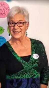 De golpe,  como a traición, la muerte se ha llevado a Lola.
Deja en el recuerdo de quienes tuvimos el honor de conocerla el calor de su sonrisa, su infatigable  compromiso con los demás y su rebeldía repubicana y feminista.
Que la tierra te sea leve y tu ejemplo nos haga fuertes.