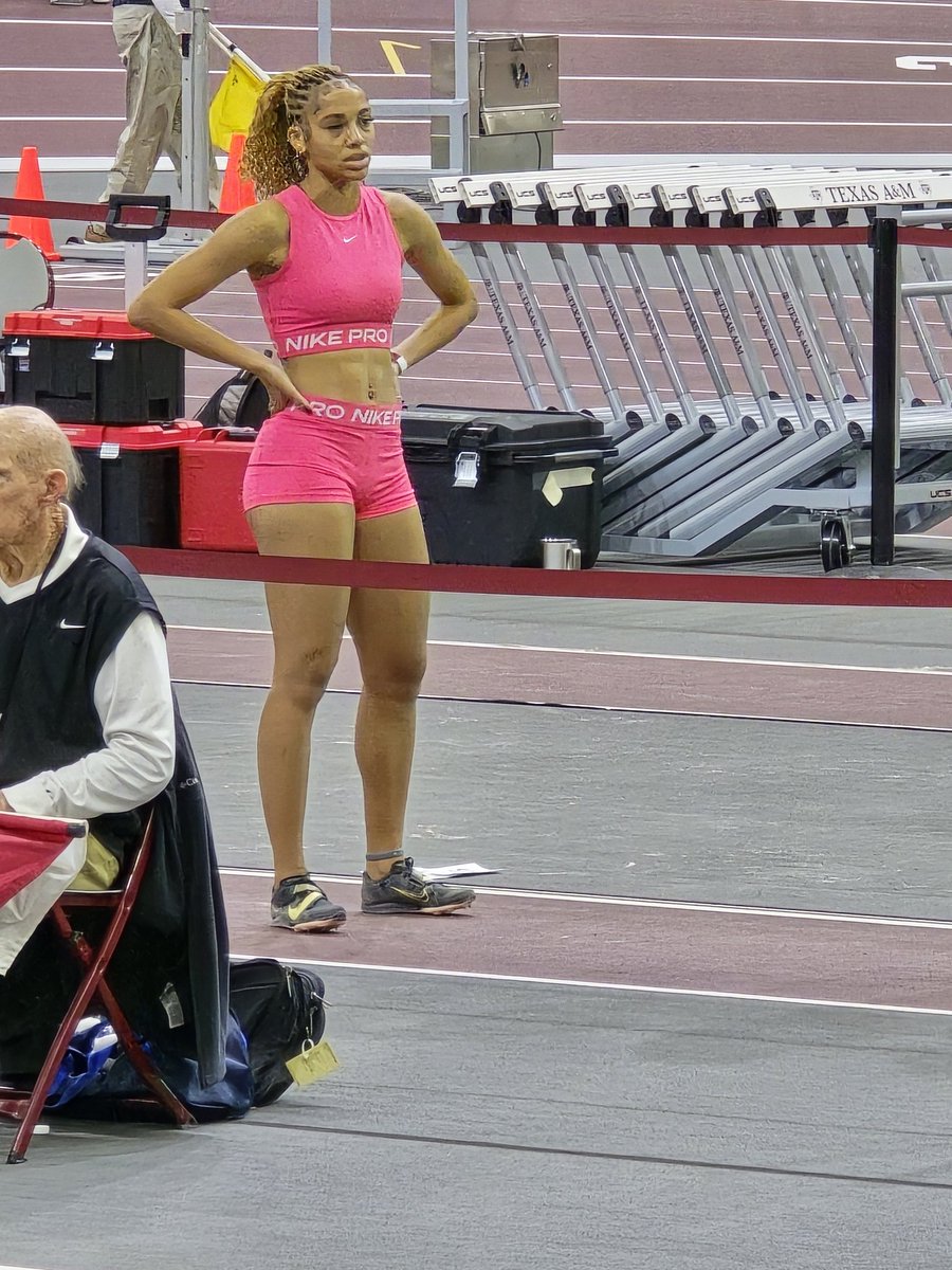Staciee_Harris's tweet photo. Decent first outing at the Texas A&amp;M HS Indoor meet. 

Hoping to continue to improve at the Carl Lewis Indoor meet next week!

#unsignedsenior #co2025 

@WeAreAvionicsTC @pearlandtrack @DoBiE_GTnF https://t.co/FXkBicIkYq