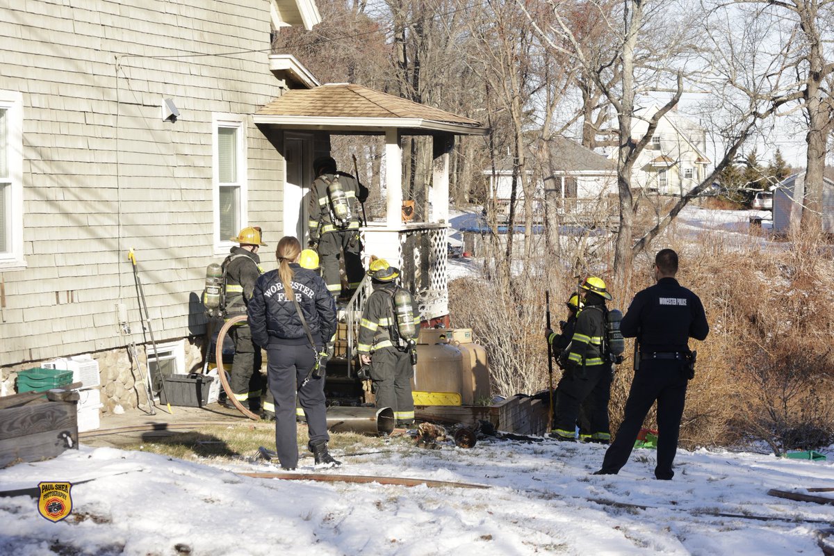 pauls612's tweet image. Not too often I get first due work but I happened to be a few minutes down the street from this one in Worcester today. Quick detection by the homeowner and quick stop by the WFD! #breakingnews #mafire 

@WorcesterFD 
@WorcesterFD1009 
@ctfirephoto 
@mikesacconetv