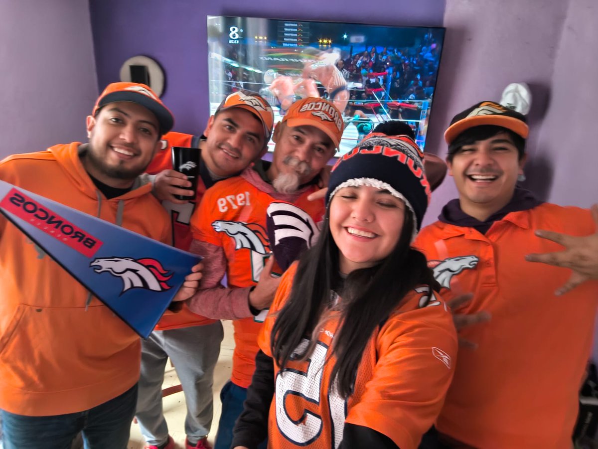 DemEspinosa (@espinosadem) on Twitter photo #NFLEnTelevisa  
Go Broncos 🐴⚡ #NFLEnTelevisa  
Go Broncos 🐴⚡