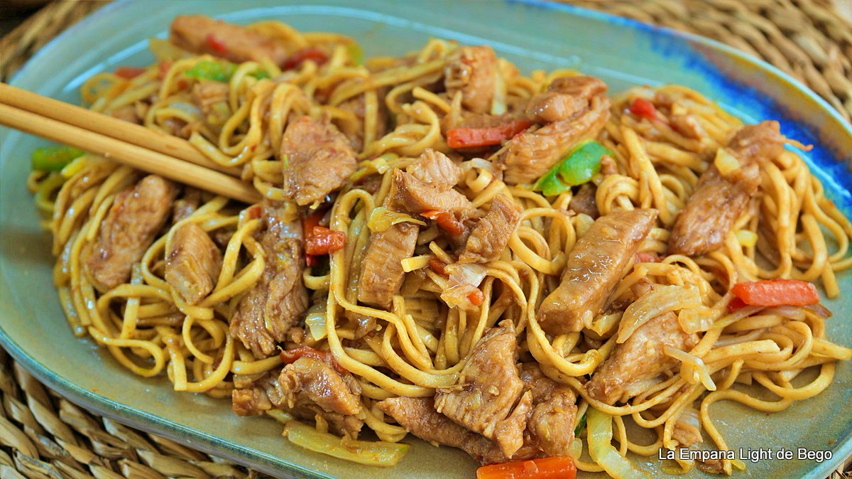 Deliciosos Fideos Chinos con Pollo y Verduras. Descubre ésta fácil y rápida delicia para disfrutarlos como en el Restaurante Chino. Puedes ver la video receta completa aquí 👉youtu.be/nXxz5f_13D4