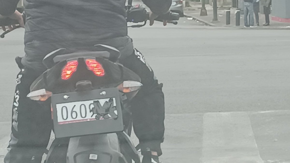 Shaulalesath's tweet photo. Serían tan amables de explicarme como una patrulla de tránsito rebasó a este motociclista y no lo detuvo por traer tapados los números de la placa? 
Esto sucedió en av Wilfrido massieu y en motociclista se fue sobre avenida IPN en Lindavista.
@UCS_GCDMX https://t.co/4o41bUh9wW