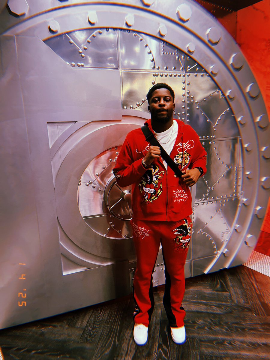 Metriboomin8's tweet photo. Turned 24 on January 4th ♑️💫 https://t.co/0MCXvC1Hl6