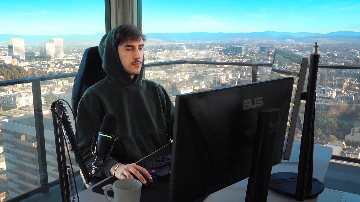 deanjohnson_33's tweet image. I made $7M in 8 months on social media with 0 followers

- Got paid for 3B views
- Didn't make any content myself
- At age 21

I copied the exact thing a billion dollar company was doing and it was surprisingly not hard.

Here's the story: