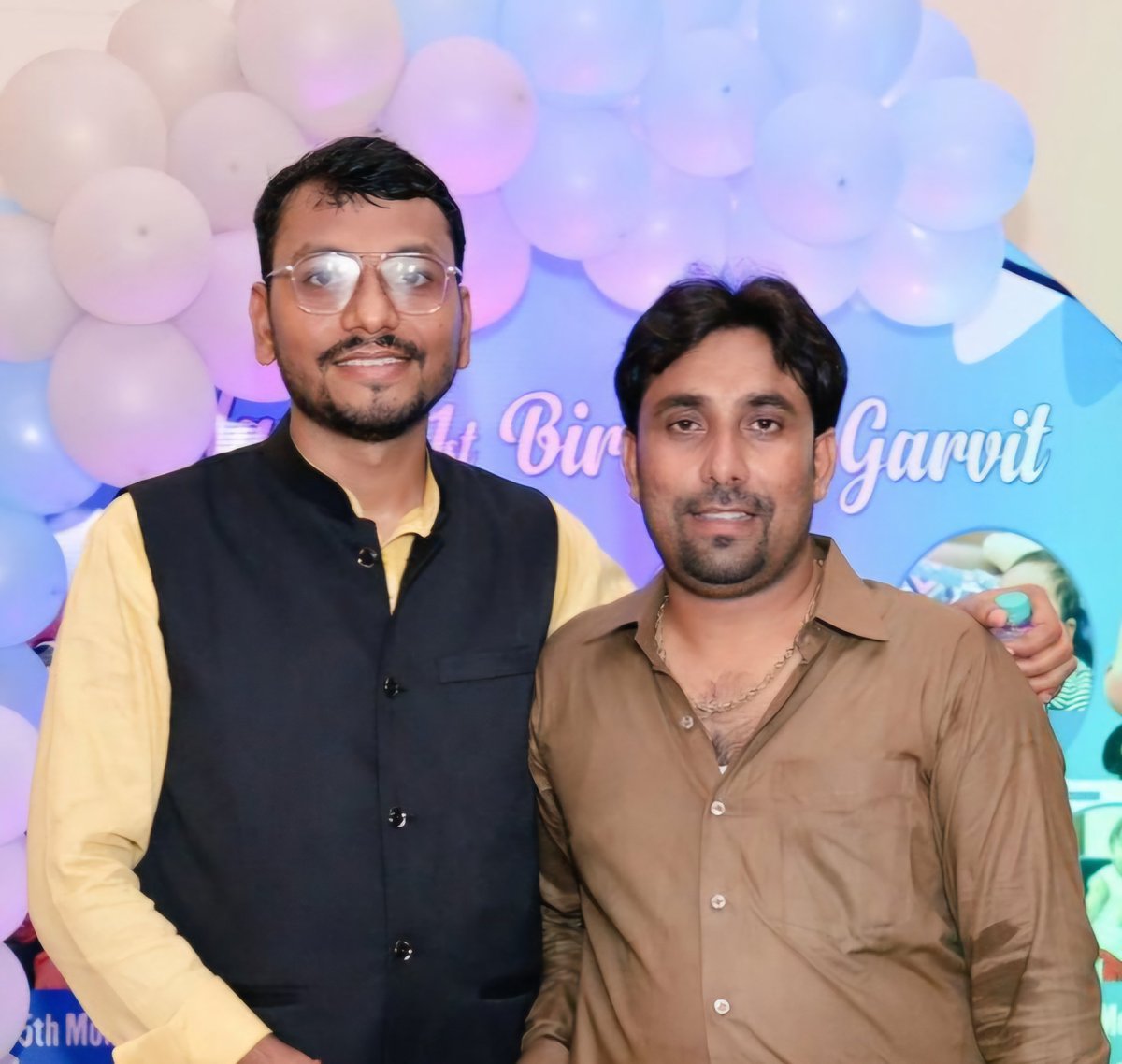 गौरव पटेल (भाजपा)🚩🇮🇳 (@gauravpatel40) on Twitter photo अति प्रिय मित्र एवं मेरे जीवन में अहम स्थान रखने वाले प्रिय "भाई अनुभव दुबे जी" <a href="/Anubhav68661460/">Anubhav Dubey BJP</a> को ग्रेटर नोएडा वेस्ट के "फ्यूज़न होम्स सोसाइटी" के "ऐओऐ चुनाव" में सबसे ज्यादा वोट पाकर (65% से भी ज्यादा) सभी 24 प्रत्याशियो में नंबर 1 पोजीशन के साथ रिकॉर्ड एवं एतिहासिक जीत की अति प्रिय मित्र एवं मेरे जीवन में अहम स्थान रखने वाले प्रिय "भाई अनुभव दुबे जी" <a href="/Anubhav68661460/">Anubhav Dubey BJP</a> को ग्रेटर नोएडा वेस्ट के "फ्यूज़न होम्स सोसाइटी" के "ऐओऐ चुनाव" में सबसे ज्यादा वोट पाकर (65% से भी ज्यादा) सभी 24 प्रत्याशियो में नंबर 1 पोजीशन के साथ रिकॉर्ड एवं एतिहासिक जीत की