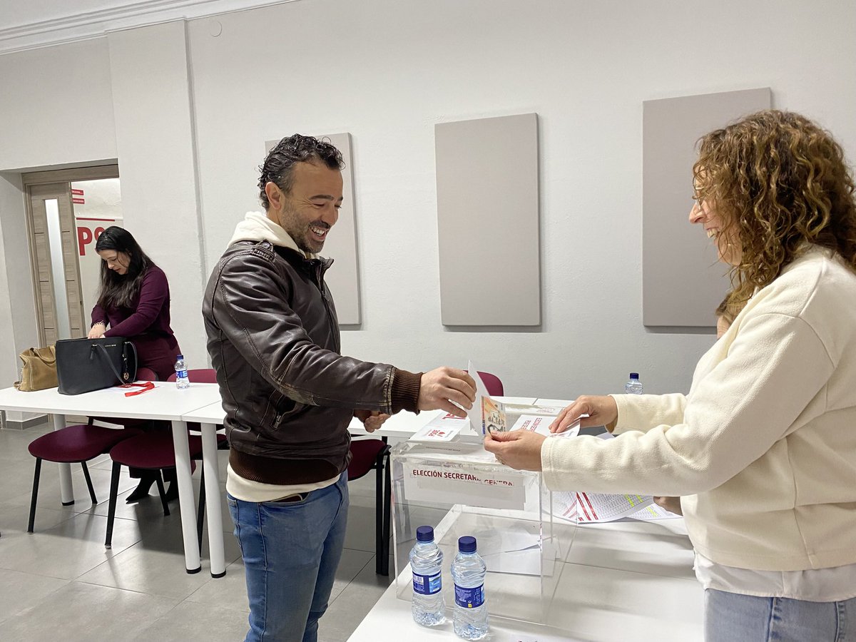 DonBenitoPsoe's tweet photo. 🌹 Desde el PSOE de Don Benito queremos dar la enhorabuena a Miguel Ángel Gallardo Miranda por su reelección como Secretario General del PSOE de Extremadura. https://t.co/5D4FWmm9kD