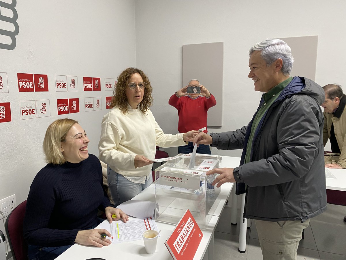 DonBenitoPsoe's tweet photo. 🌹 Desde el PSOE de Don Benito queremos dar la enhorabuena a Miguel Ángel Gallardo Miranda por su reelección como Secretario General del PSOE de Extremadura. https://t.co/5D4FWmm9kD