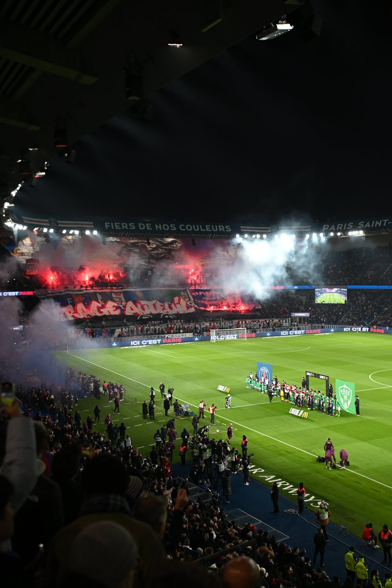 PSG_inside's tweet photo. 🏟️❤️💙

Toujours spécial !

#PSGASSE I @Ligue1 https://t.co/38flds9GbP