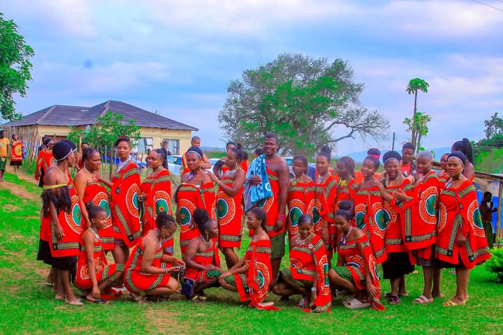 umhlangaswz's tweet photo. "Akudlali kutfwala ingubo impelasontfo yonkhe."
Kusho Hlekisemabutfo Dlamini 🤣🤣
Congrats Nkhosi! 🥳🤩😍
#belated #stillvalid #Blessed #kwentiwakanjena #eswatini https://t.co/9WrwtR4bT7