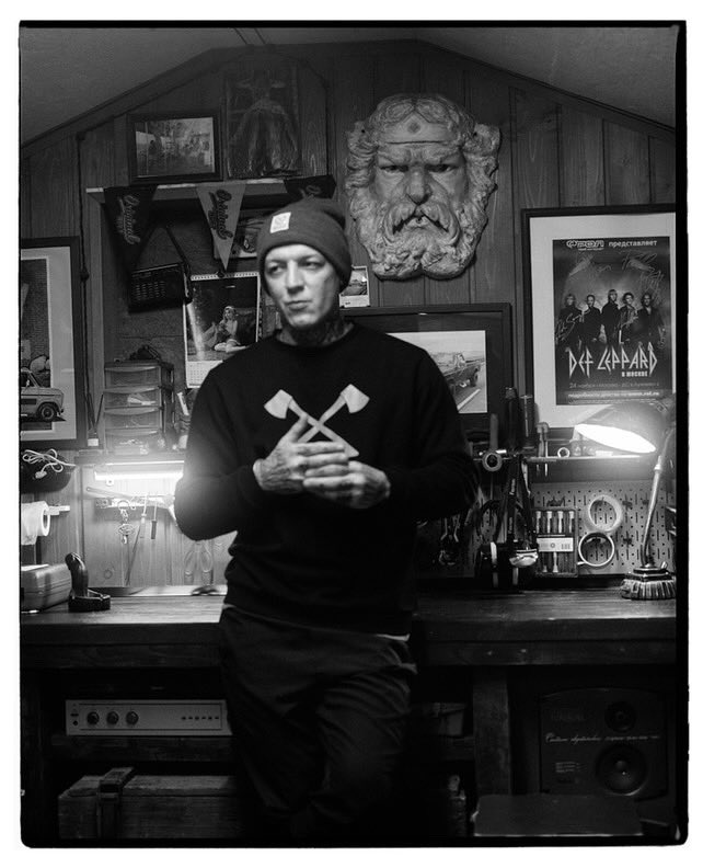 Отец-полярник в своей домашней мастерской, ч/б, плёнка, декабрь 2023г.