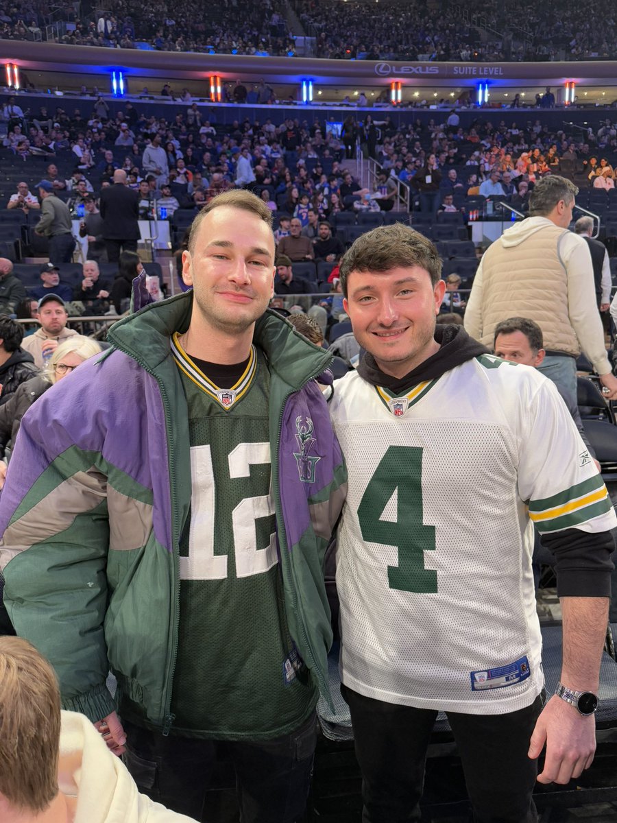 melaniebricks's tweet photo. These courtside fans at the Garden know the vibes 😁 #FearTheDeer #GoPackGo https://t.co/967PHQk9g1