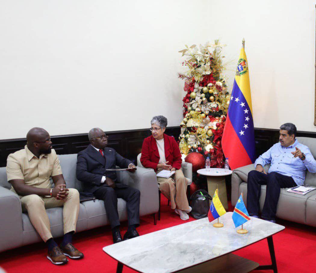 PastJoel's tweet photo. Antony occupe quelle fonction  ?  Le fils de Mobutu Niwa occupait quelle fonction ?  Antony Antoine Tshisekedi est le prince héritier ! Tshilombo Tshisekedi son père est un Roi …! https://t.co/2KF2FiJ2WO