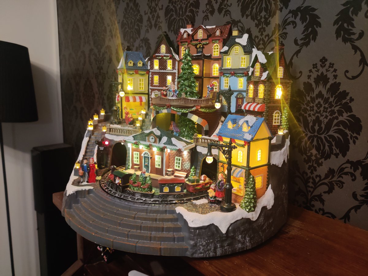 Tomorrow is Knut's day and Yuletide is officially over. 

Before that happens though, I will die on a hill defending this adorable and a bit tacky decoration to be kept for a couple of more days. #joulukylä #neverforget