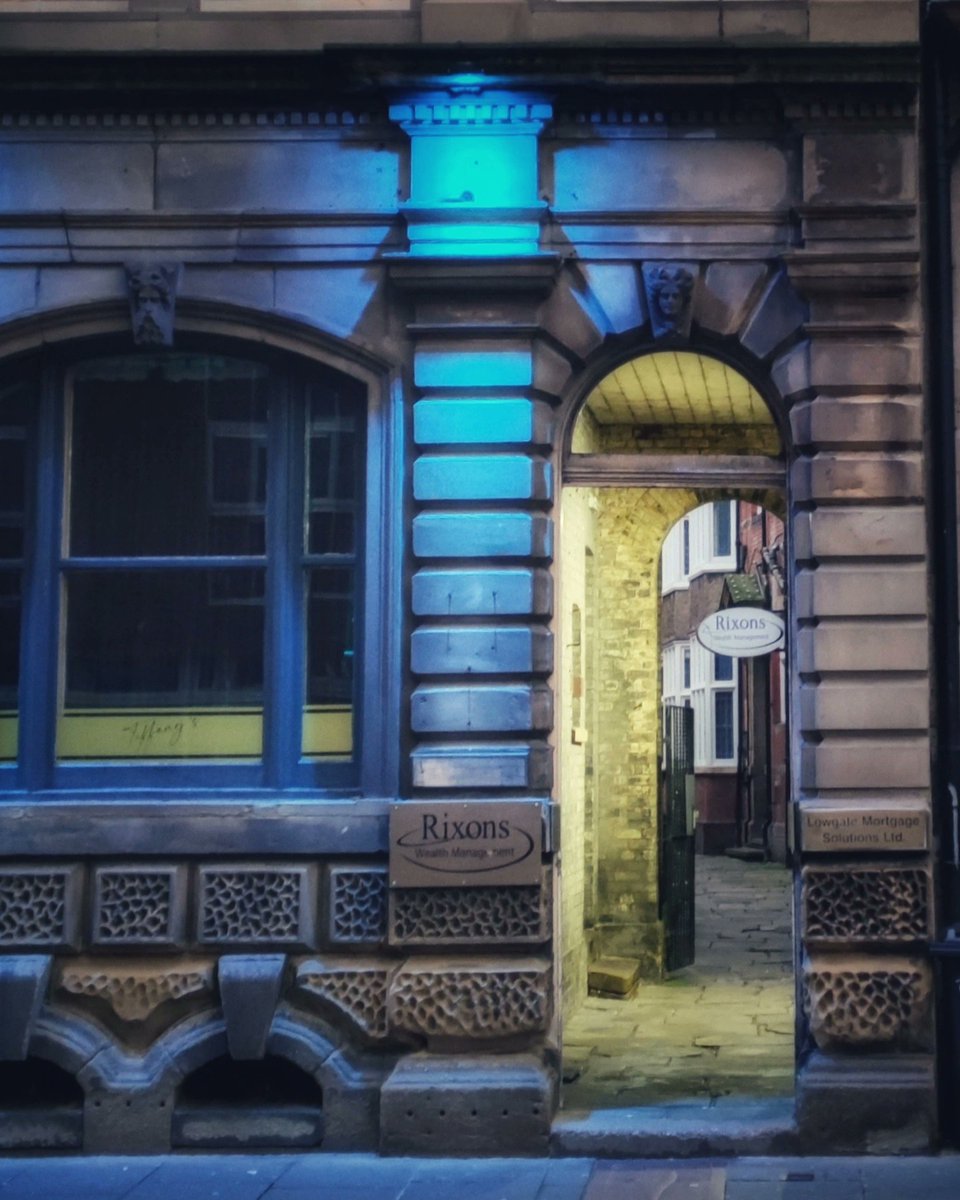 The little alleyway on Lowgate that leads through to Exchange Court.

#hull #yorkshire #travel #architecture #photography #hulloldtown