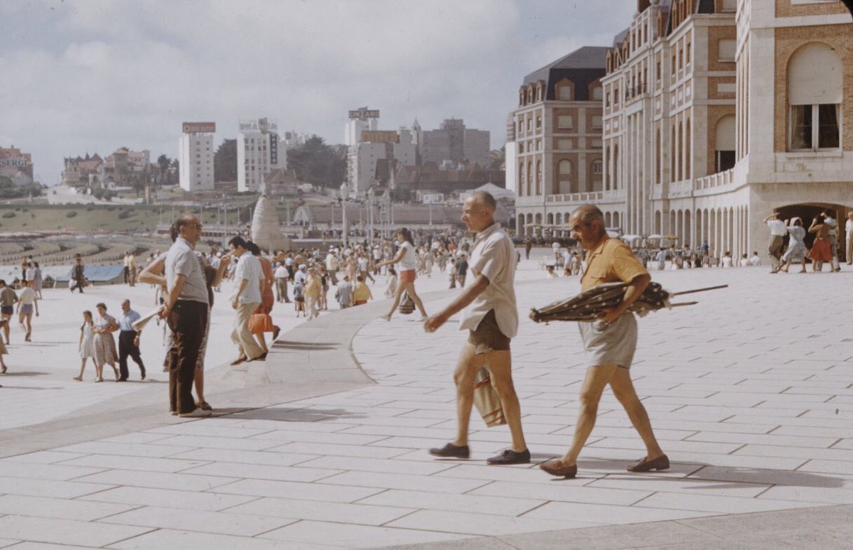 OldArg1810's tweet image. La ciudad de Mar del Plata durante el verano de 1958 retratada por el fotógrafo Dmitri Kessel de la revista americana LIFE Magazine. 1/5