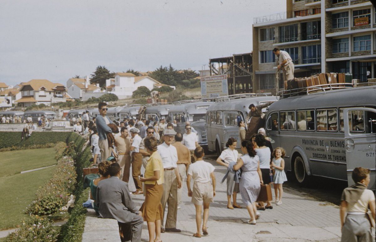 OldArg1810's tweet image. La ciudad de Mar del Plata durante el verano de 1958 retratada por el fotógrafo Dmitri Kessel de la revista americana LIFE Magazine. 1/5