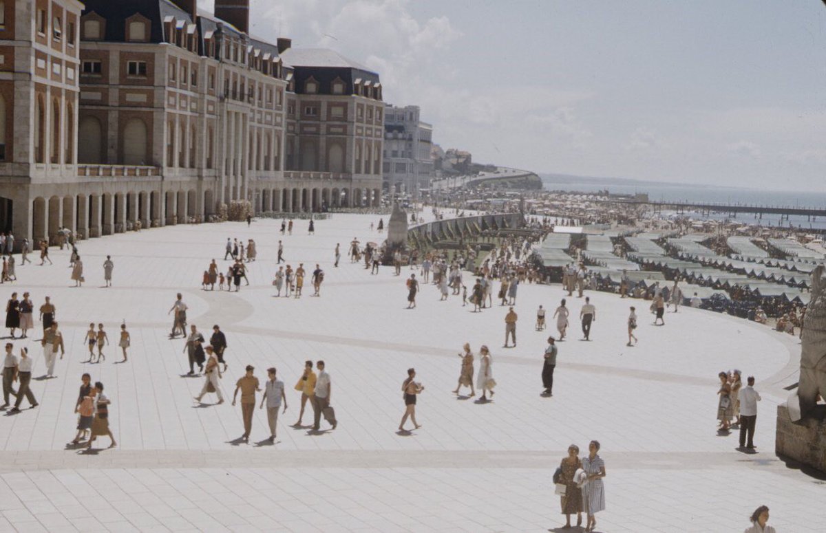 OldArg1810's tweet image. La ciudad de Mar del Plata durante el verano de 1958 retratada por el fotógrafo Dmitri Kessel de la revista americana LIFE Magazine. 1/5