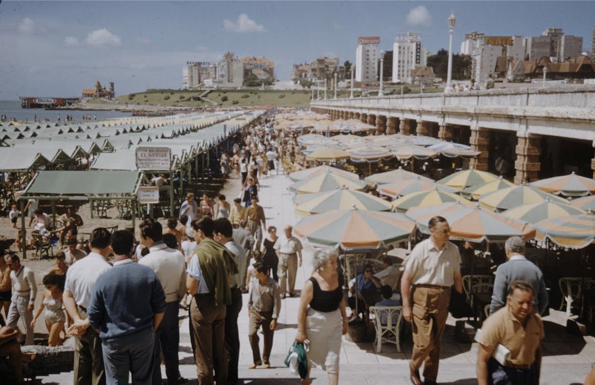 OldArg1810's tweet image. La ciudad de Mar del Plata durante el verano de 1958 retratada por el fotógrafo Dmitri Kessel de la revista americana LIFE Magazine. 1/5