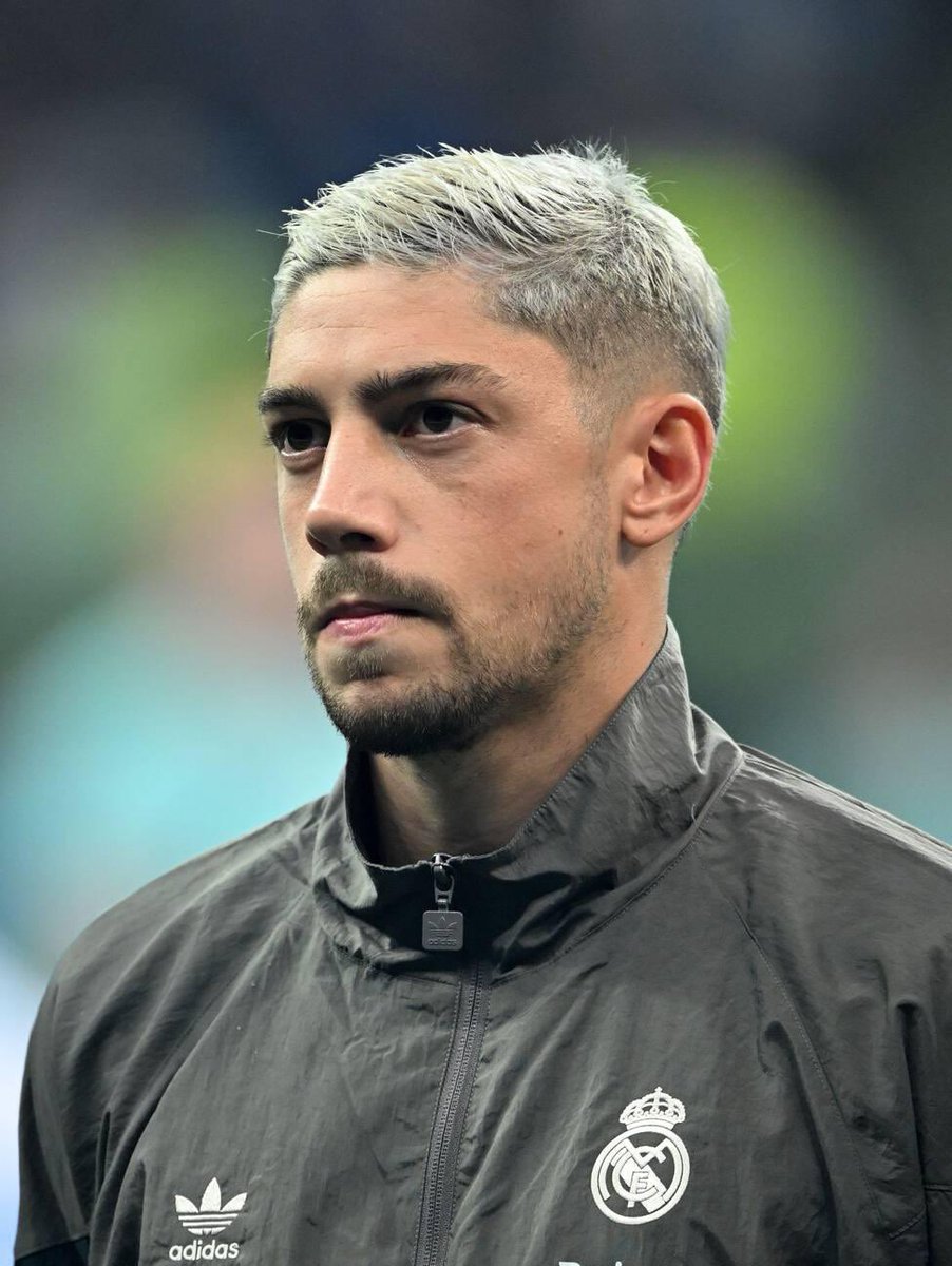 El único junto con Thibaut Courtois que ha salido al campo a defender este escudo.

El único, el que siempre da la cara, el que menos ruido hace y que más se parte la cara por el Real Madrid. 

HONOR <a href="/fedeevalverde/">Fede Valverde</a> ❤️