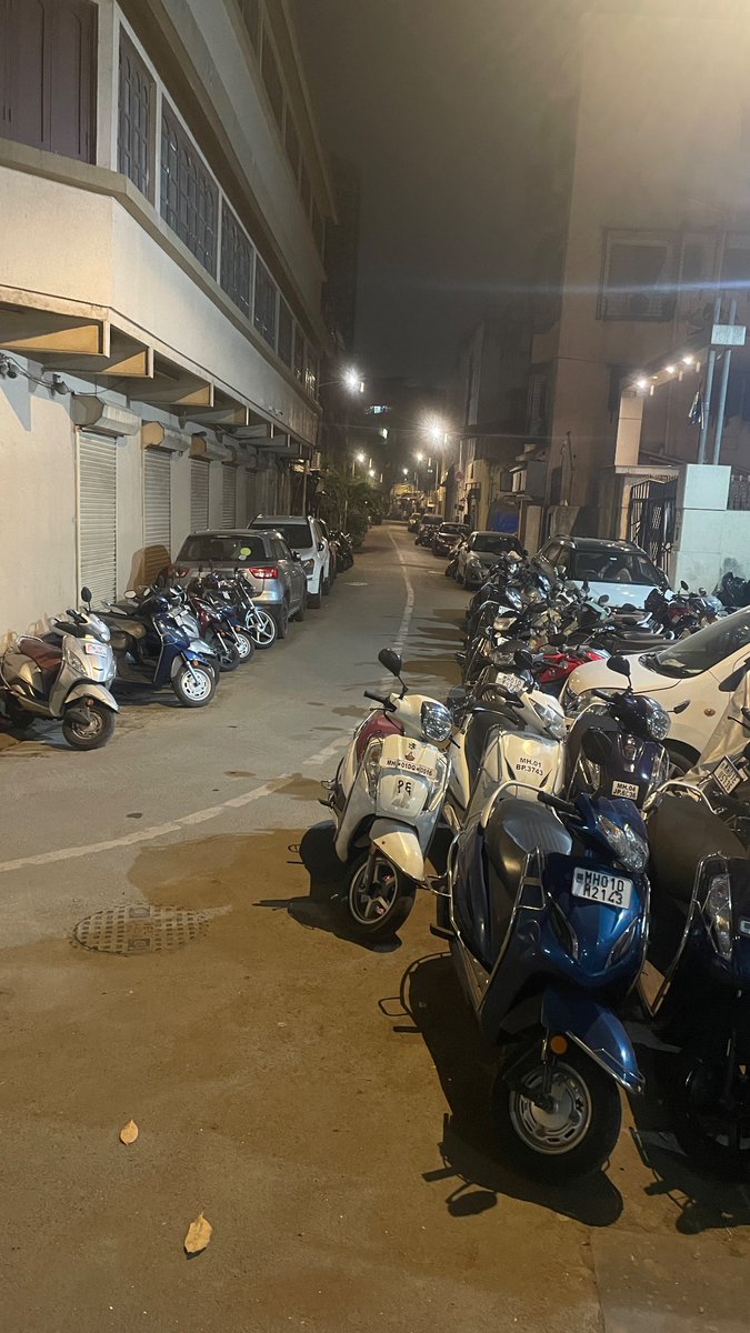 rasesh42's tweet photo. Multiple 3-4 line parking everynight at Sadashiv Cross Lane, Off Khadilkar Road, Girgaon. Making difficult for vehicles to move in one way. Action needs to be taken at night for parking vehicles like this causing obstruction @MTPHereToHelp @mybmc https://t.co/Xgo5FyHY2Z