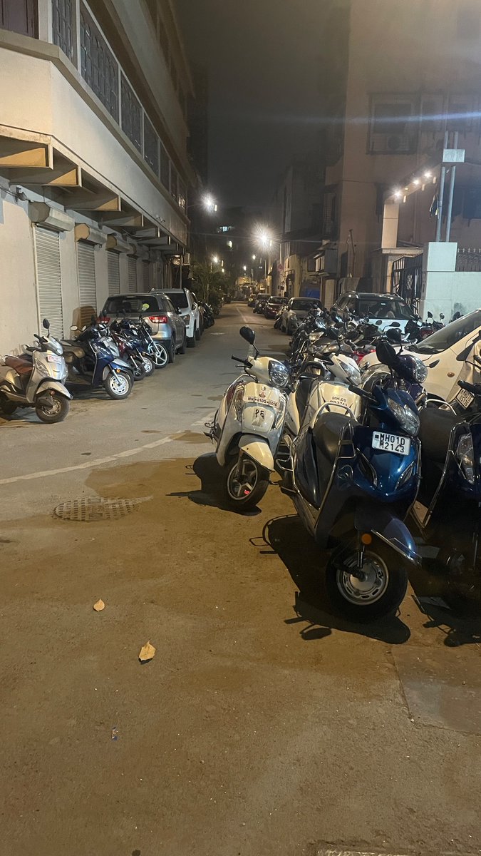 rasesh42's tweet photo. Multiple 3-4 line parking everynight at Sadashiv Cross Lane, Off Khadilkar Road, Girgaon. Making difficult for vehicles to move in one way. Action needs to be taken at night for parking vehicles like this causing obstruction @MTPHereToHelp @mybmc https://t.co/Xgo5FyHY2Z