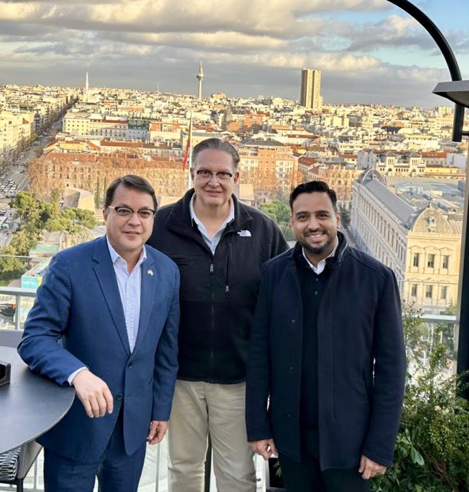 Por los reencuentros y las buenas charlas #DeMadridAlCielo

Gracias embajador <a href="/MarlonBreve/">Marlon Brevé Reyes</a> por todas sus atenciones.