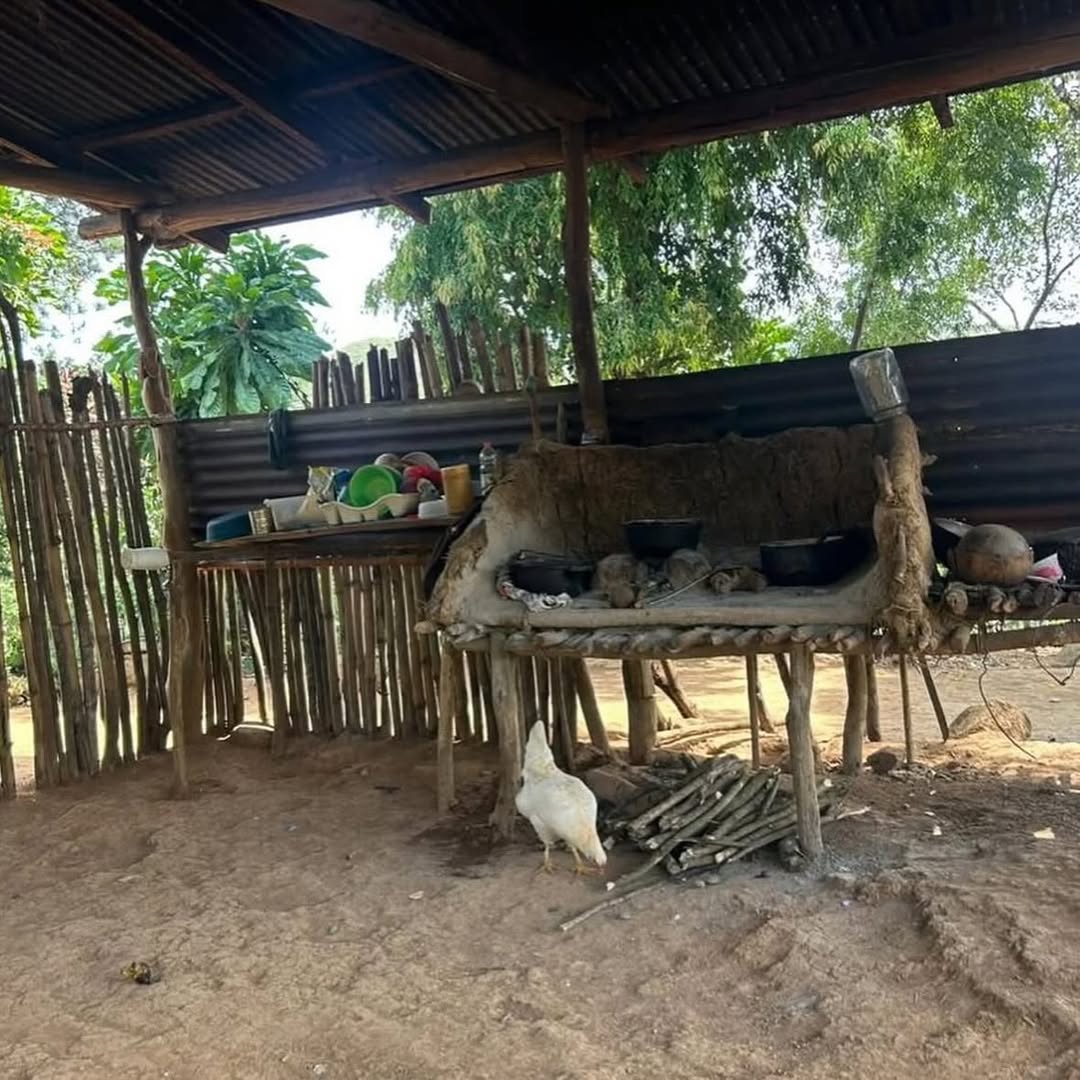 johnSmith90x's tweet photo. La Princesa de Cañazas vive en esta casa humilde, de piso de tierra, sin luz ni agua potable, muchos panameños tienen años viviendo de esta manera

Mañana comienza la remodelación de su hogar 👏👏 https://t.co/zvccSDdMRu