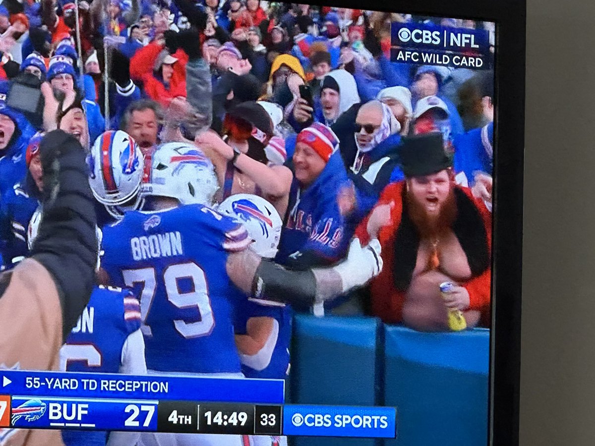 Liz_Mantel's tweet photo. Spotted: Justin in @nateburleson’s coat! https://t.co/CoZuJlYQE1