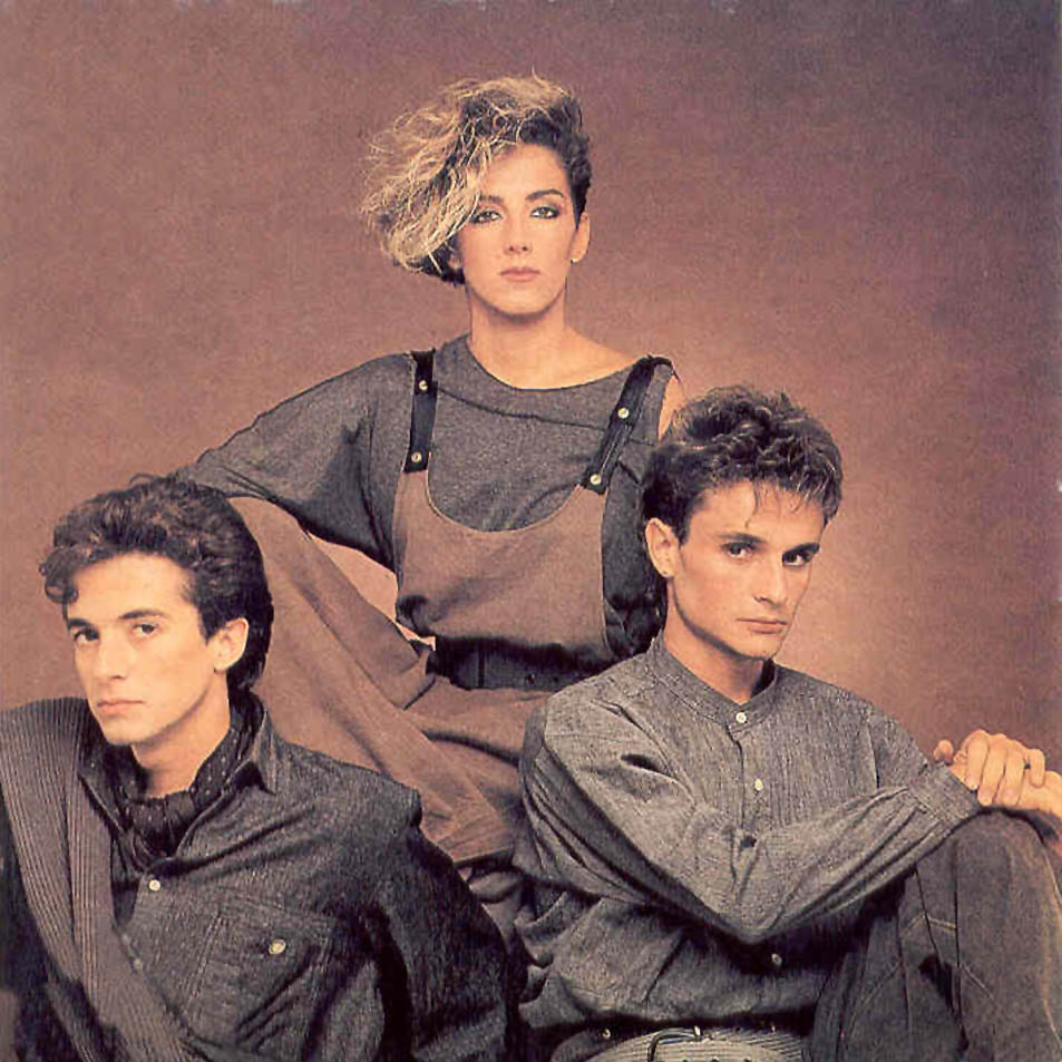 Mecano no solo revolucionó la música. 

Entre rivalidades y secretos, la verdadera historia de Nacho, Ana y José María es más intensa de lo que crees.

Dentro 🧵⤵️