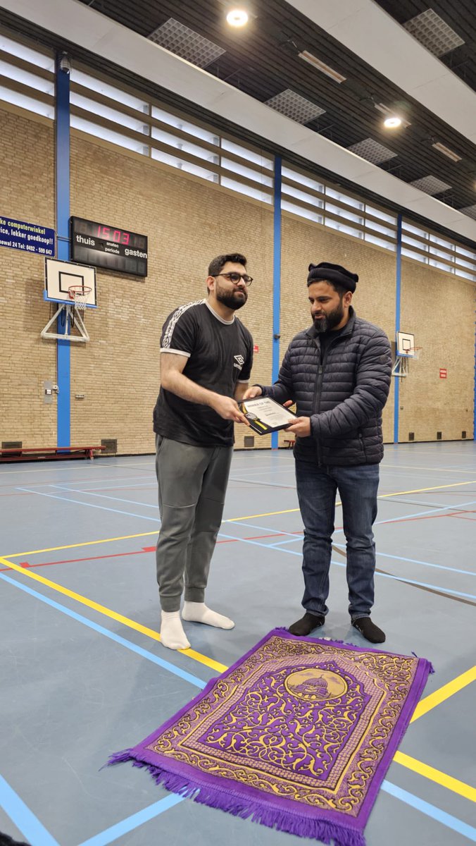 EindhovenAMJO's tweet photo. Leden van de Ahmadiyya Moslim Jongeren Eindhoven deden vandaag enthousiast mee aan de regionale sportdag van Regio Zuid-Nederland in Helmond. Onze jongens hebben goed hun best gedaan en gingen er vandoor met de 1ste prijzen in #volleybal en #zaalvoetbal! https://t.co/KLtwCxi95b