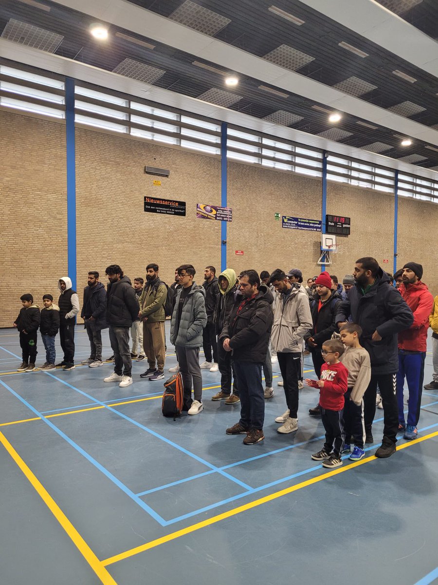 EindhovenAMJO's tweet photo. Leden van de Ahmadiyya Moslim Jongeren Eindhoven deden vandaag enthousiast mee aan de regionale sportdag van Regio Zuid-Nederland in Helmond. Onze jongens hebben goed hun best gedaan en gingen er vandoor met de 1ste prijzen in #volleybal en #zaalvoetbal! https://t.co/KLtwCxi95b