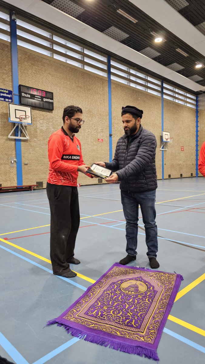 EindhovenAMJO's tweet photo. Leden van de Ahmadiyya Moslim Jongeren Eindhoven deden vandaag enthousiast mee aan de regionale sportdag van Regio Zuid-Nederland in Helmond. Onze jongens hebben goed hun best gedaan en gingen er vandoor met de 1ste prijzen in #volleybal en #zaalvoetbal! https://t.co/KLtwCxi95b