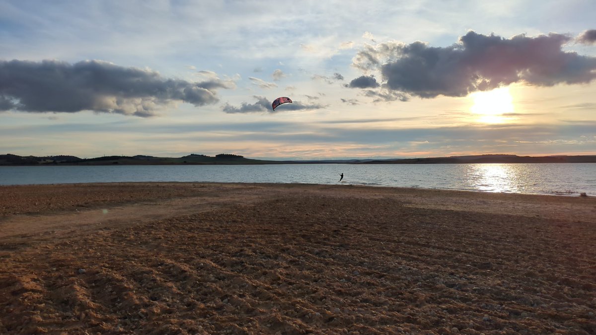 kitersCKSC's tweet photo. Un gran fin de semana en Alarcón, ayer con noroeste y hoy con norte. Temperatura muy aceptable, casi en los 15º y sobre todo buen viento. https://t.co/OjEsYU2duj