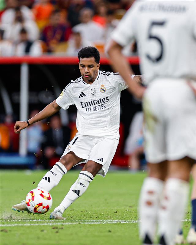 Barcelona vs Real Madrid Spanish Super Cup Final LIVE Updates | Szczęsny gets a direct red card, Rodrygo scores for Real | RMA 2-5 FCB